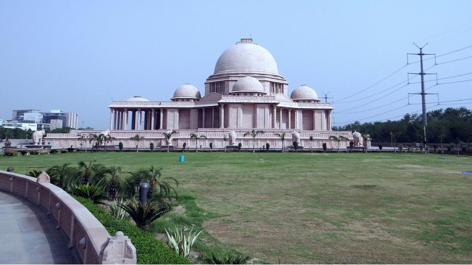 Dehradun to Noida Taxi Service